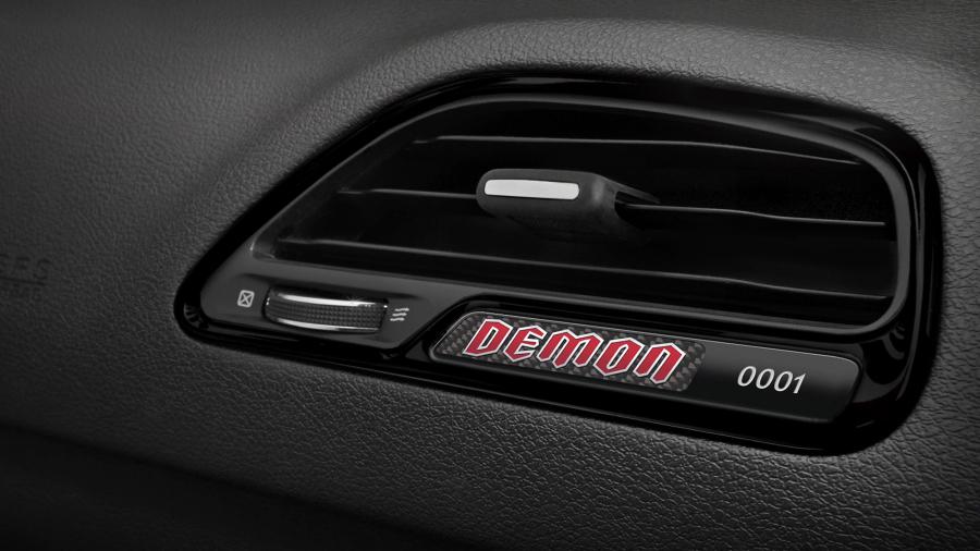 Детали интерьера Dodge Challenger SRT Demon 2017 года  (фото 167 из 181)